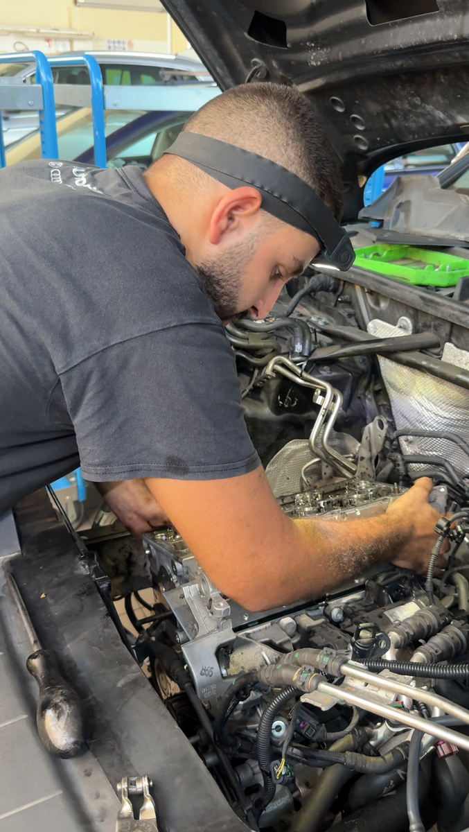 Il fondatore di AutoInspecta al lavoro su un'auto