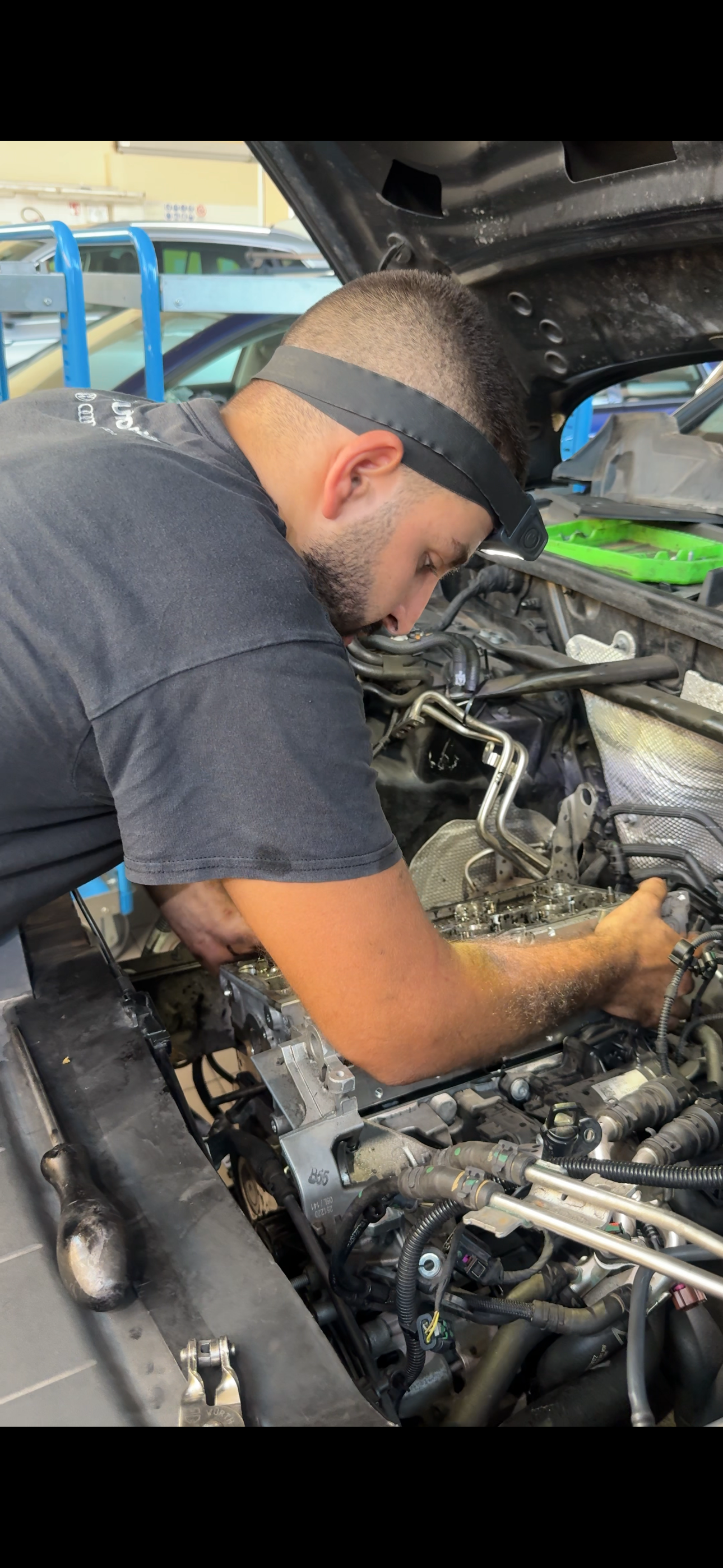 Soufiane al lavoro su un'auto